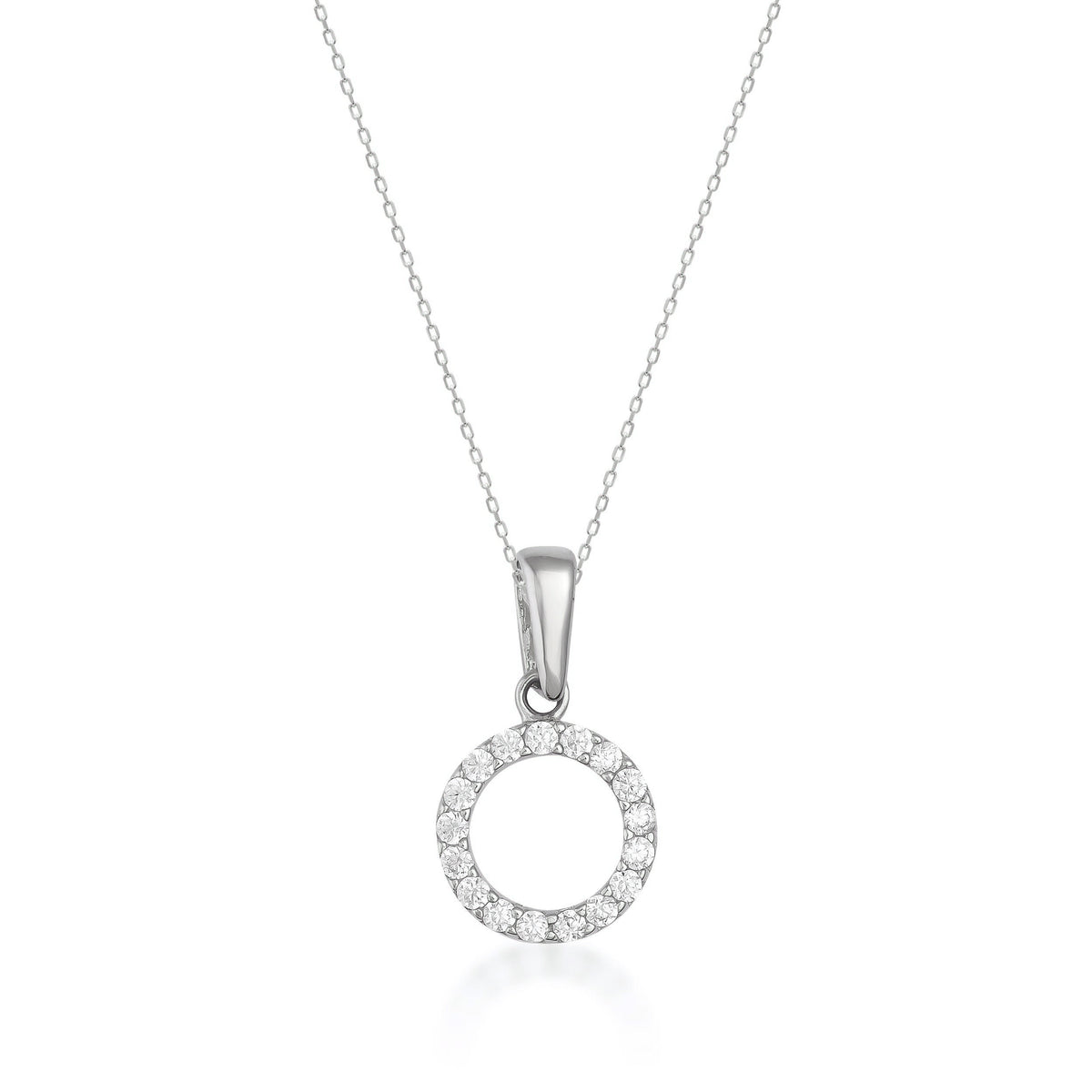 Collar con colgante círculo halo con circonitas en oro blanco de 14 quilates sobre fondo blanco