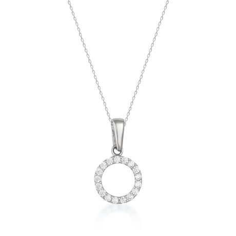 Collier pendentif cercle halo d'oxydes de zirconium en or blanc 14 carats sur fond blanc