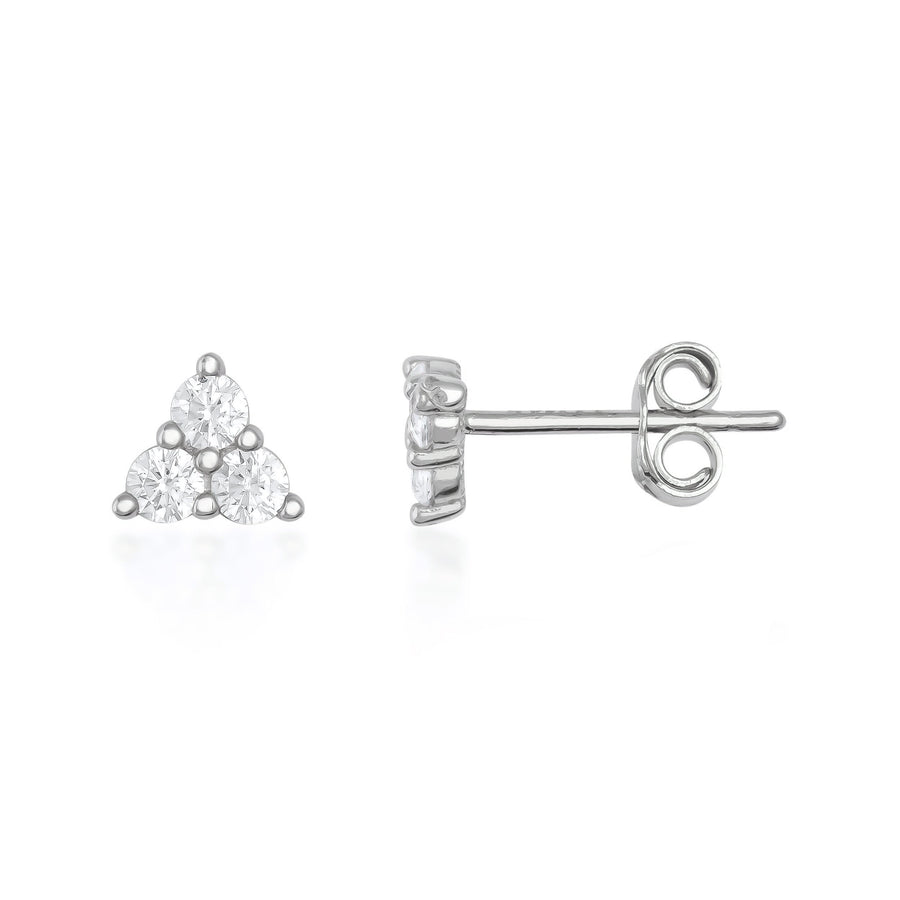Orecchini a lobo triangolari con zirconi a grappolo in oro bianco 14kt, vista frontale e laterale su sfondo bianco