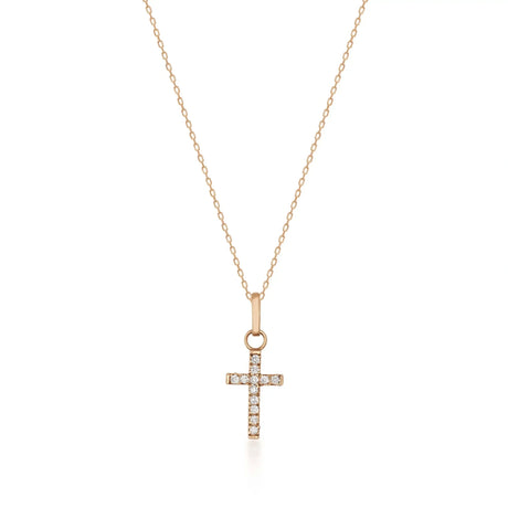 Collier croix délicate en or rose 14 carats et oxyde de zirconium sur fond blanc