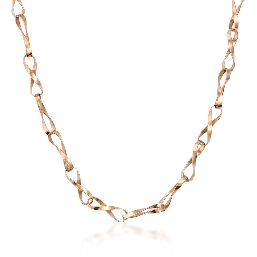 Collana a catena con maglia infinito ritorta in oro rosa 14kt, vista frontale su sfondo bianco