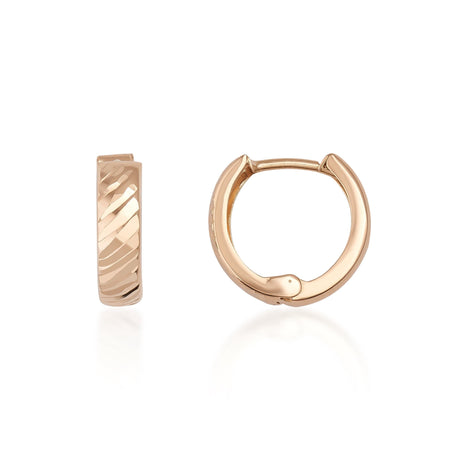 Créoles huggie texturées en or rose 14 carats, vue de côté et de face sur fond blanc