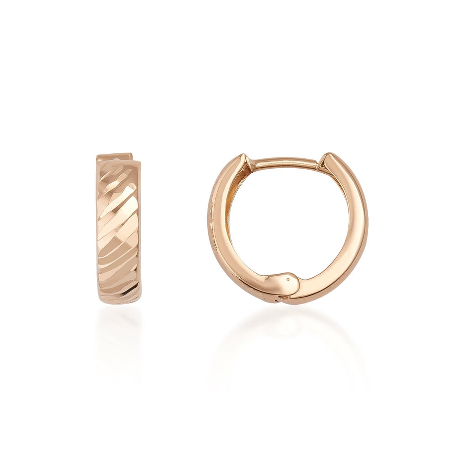 Créoles huggie texturées en or rose 14 carats, vue de côté et de face sur fond blanc