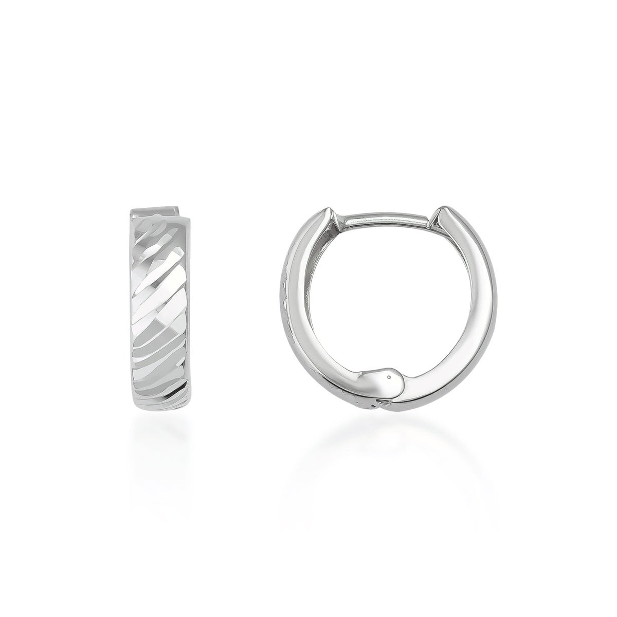 Créoles huggie texturées en or blanc 14 carats, vue de côté et de face sur fond blanc