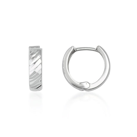 Créoles huggie texturées en or blanc 14 carats, vue de côté et de face sur fond blanc