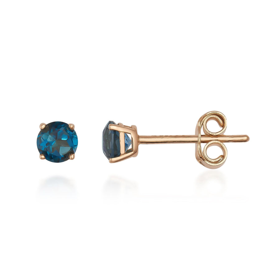 Orecchini a lobo con pietra da 4 mm in oro rosa 14kt con topazio London Blue, vista frontale e laterale su sfondo bianco