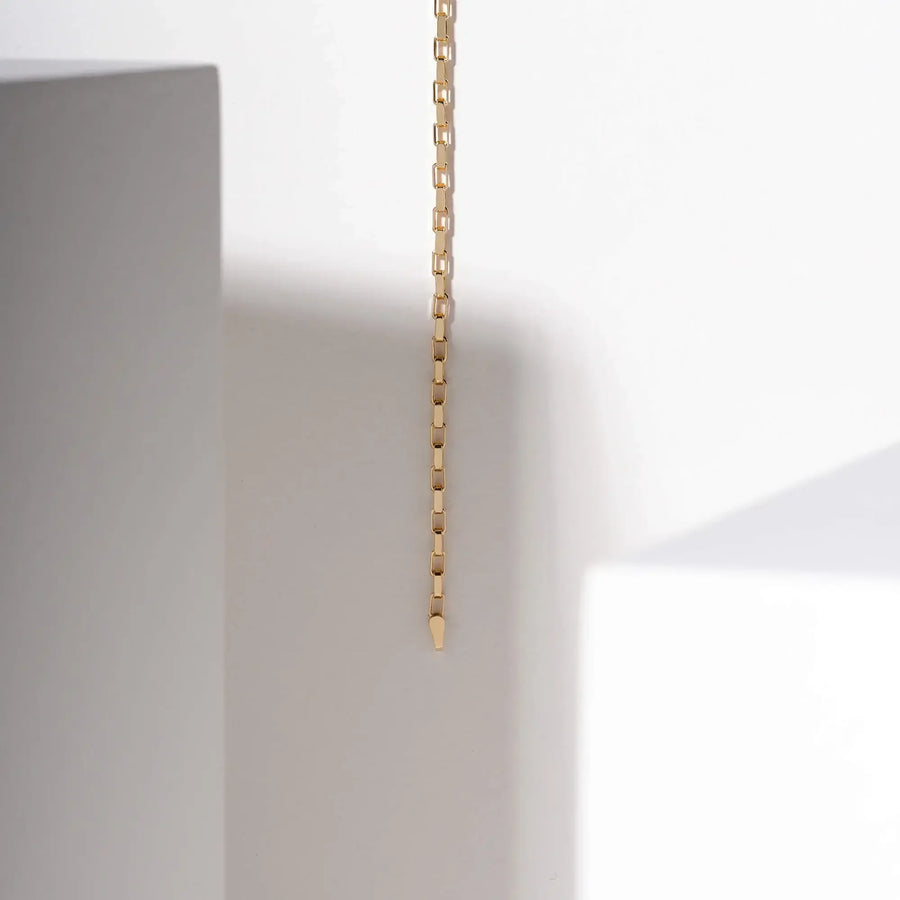 Flache Paperclip-Kette aus 585er Gelbgold an einem weißen Display-Block