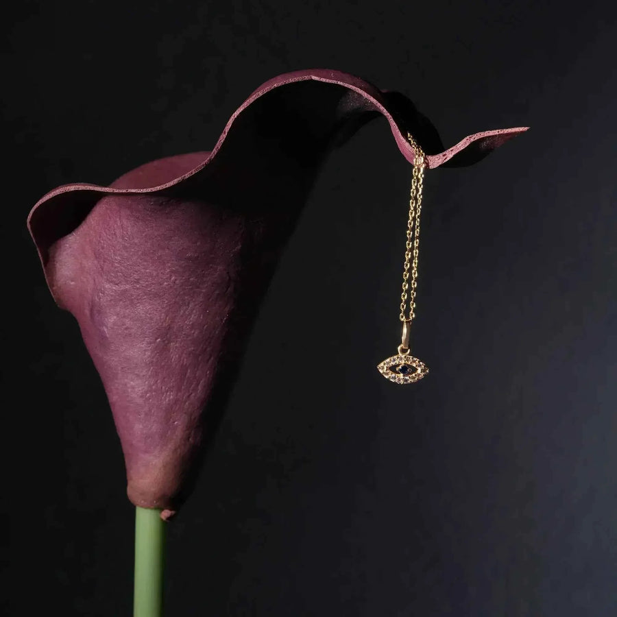Collana occhio turco in oro giallo 14kt con zaffiro blu creato in laboratorio appesa a una calla viola