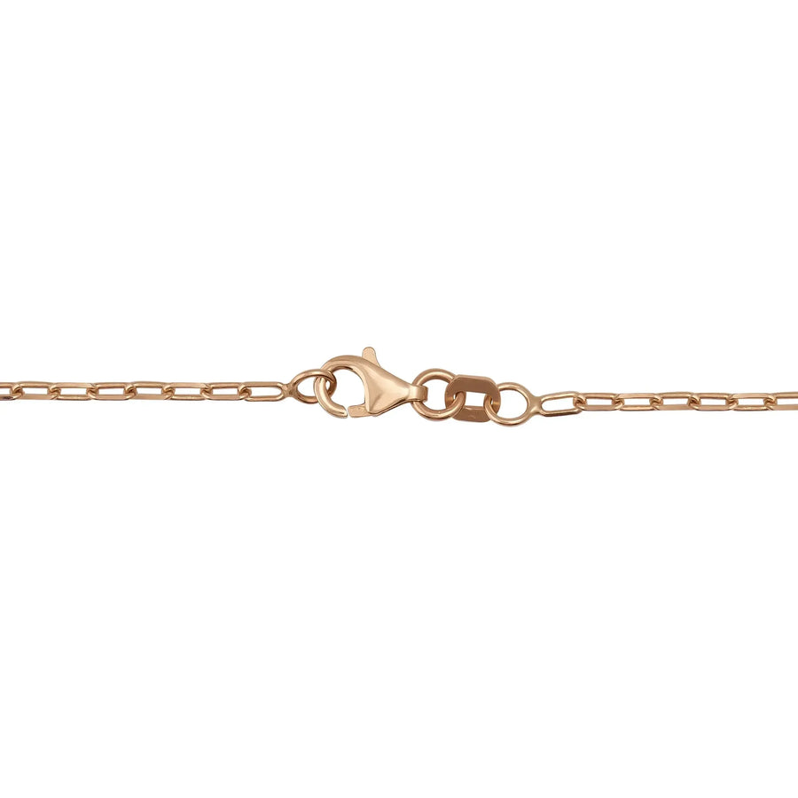 Gros plan du fermoir mousqueton d'une chaîne fine maille paperclip en or rose 14 carats