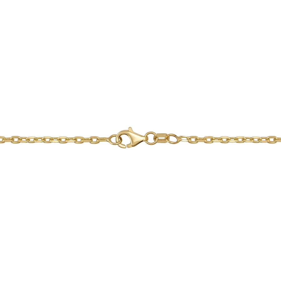 Gros plan du fermoir mousqueton d'une chaîne maille forçat taille diamant en or jaune 14 carats
