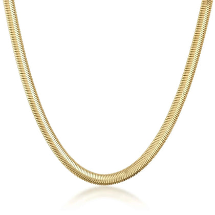 Chaîne maille chevron plate en or jaune 14 carats sur fond blanc