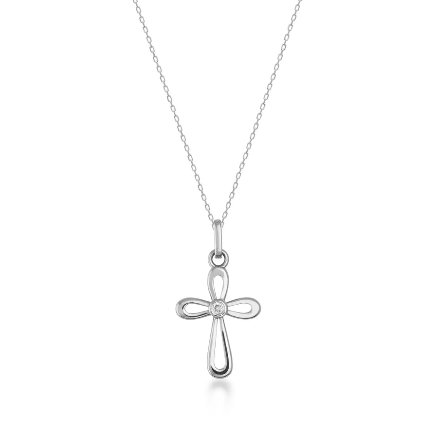 Collier pendentif croix ajourée en or blanc 14 carats, centre en oxyde de zirconium, sur fond blanc