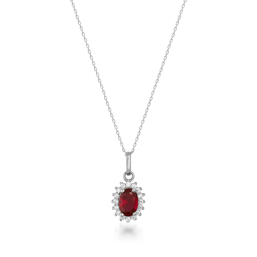 Collier pendentif halo rubis de synthèse en or blanc 14 carats sur fond blanc