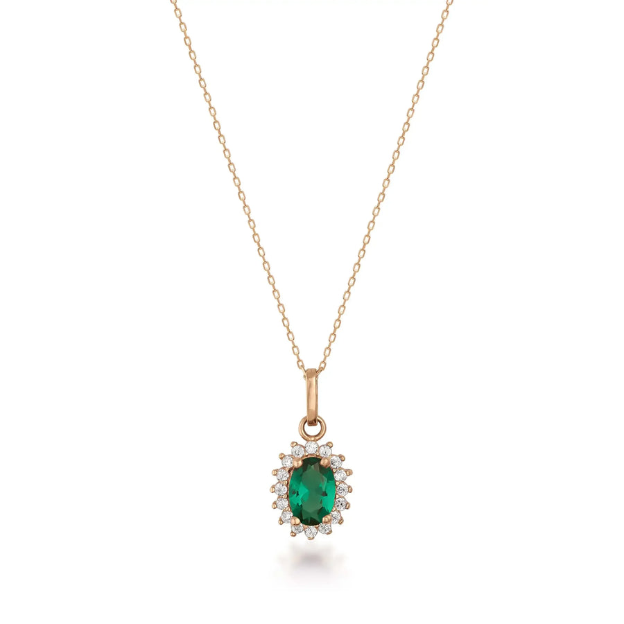 Collana con ciondolo halo in oro rosa 14kt con smeraldo creato in laboratorio su sfondo bianco