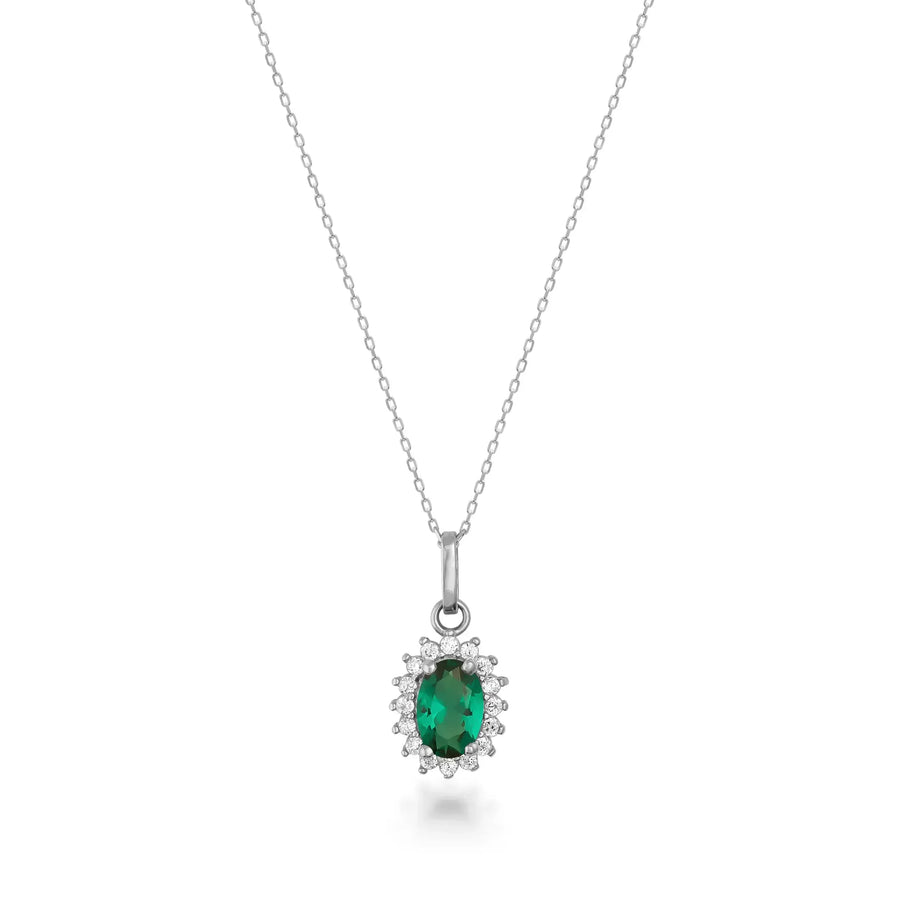 Collana con ciondolo halo in oro bianco 14kt con smeraldo creato in laboratorio su sfondo bianco