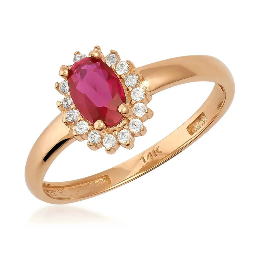 Bague pierre de naissance halo rubis de synthèse en or rose 14 carats avec accents d'oxyde de zirconium, vue en biais sur fond blanc