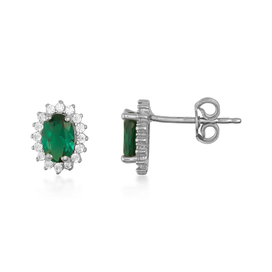Puces d'oreilles halo émeraude de synthèse en or blanc 14 carats, vue de face et de côté sur fond blanc