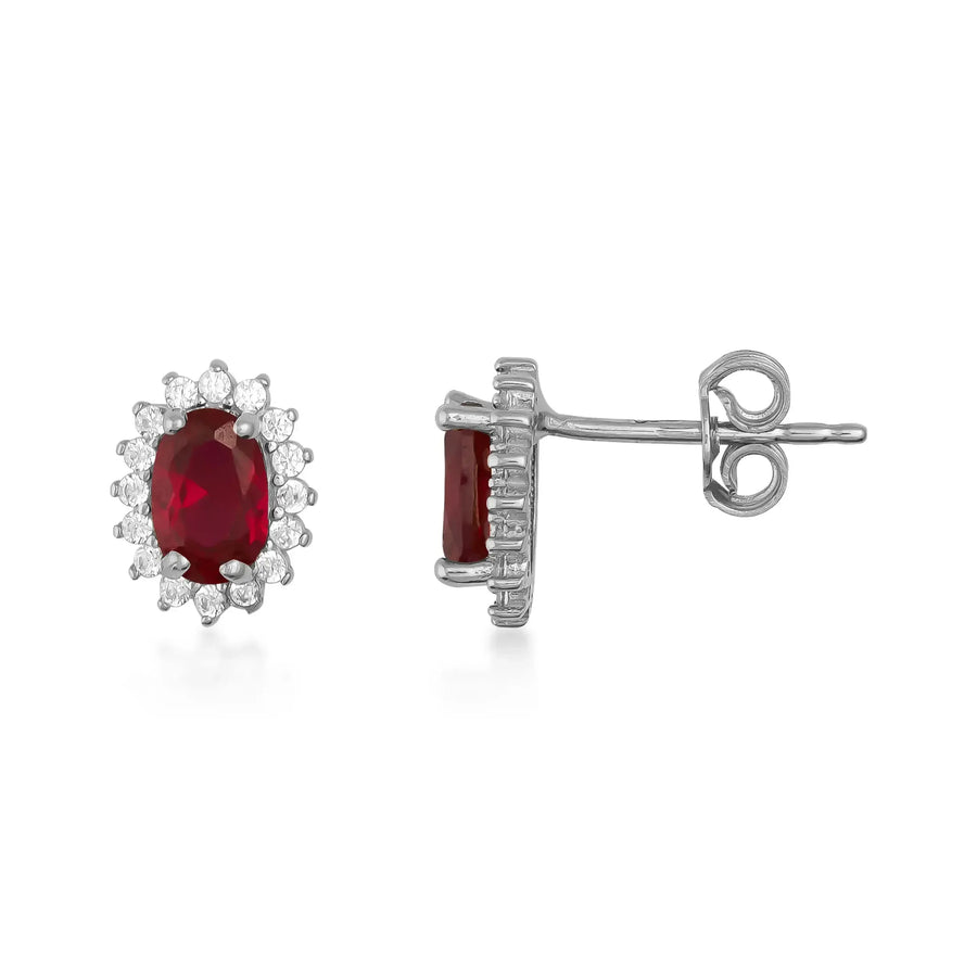 Puces d'oreilles halo rubis de synthèse en or blanc 14 carats, vue de face et de côté sur fond blanc