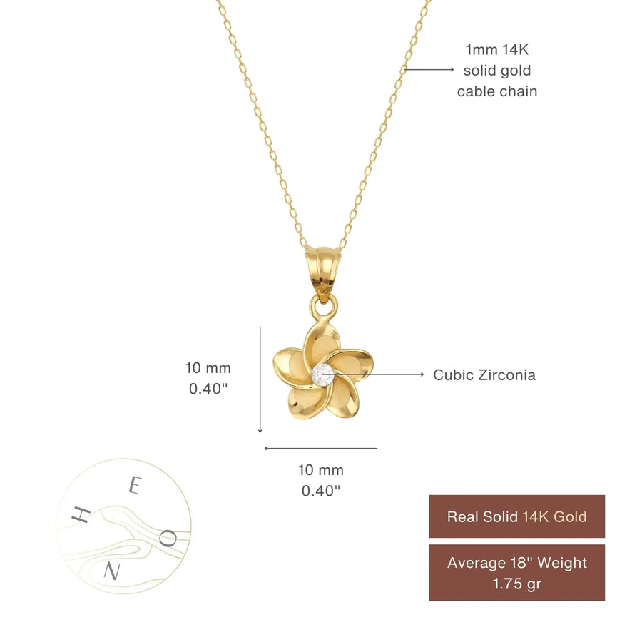 Tableau des tailles du collier pendentif fleur de frangipanier en or jaune 14 carats : 10 mm sur 10 mm, sur chaîne maille forçat de 1 mm