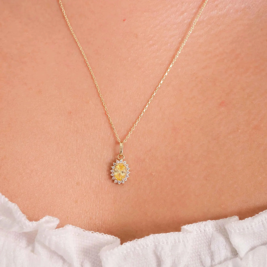 Primo piano della collana con ciondolo halo in oro giallo 14kt con citrino creato in laboratorio indossata al collo