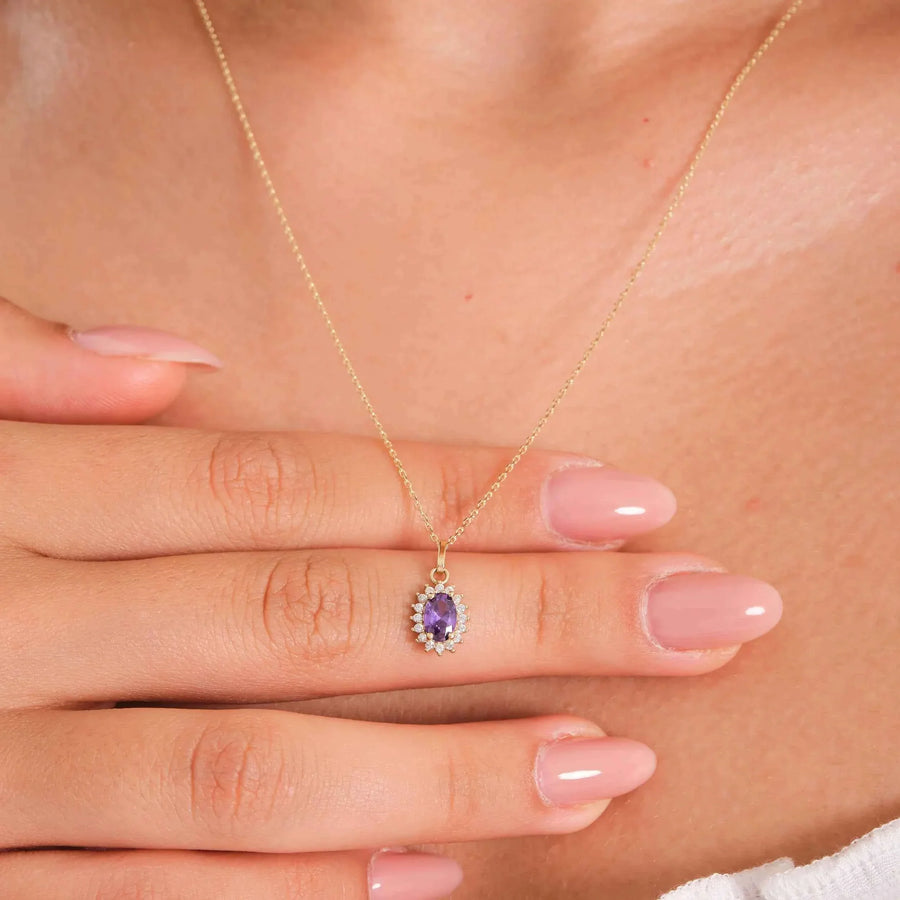 Collana con ciondolo halo in oro giallo 14kt con ametista creata in laboratorio, indossata e tenuta tra le dita