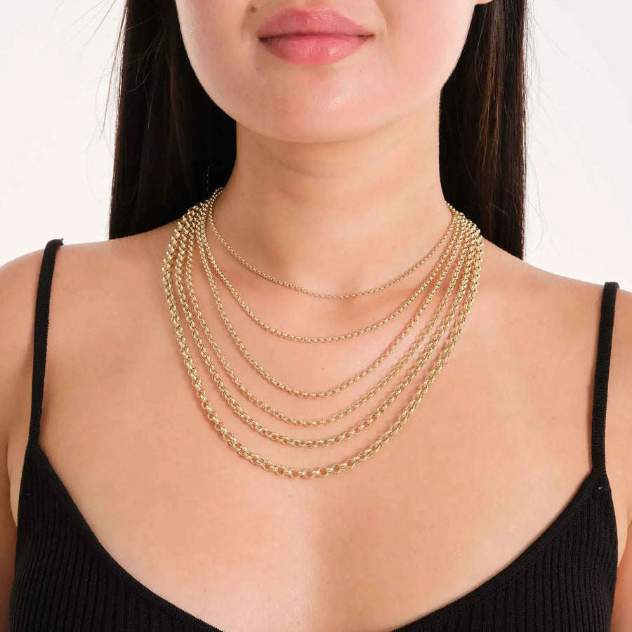 Cadenas rolo en oro amarillo de 14 quilates superpuestas en la modelo con top negro