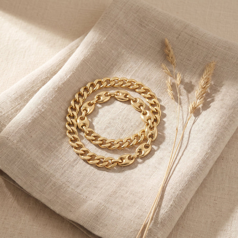 Bracelets maille cubaine et maille marine en or 14 carats sur du lin plié