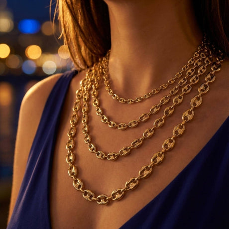 Colliers chaîne maille marine en or jaune 14 carats superposés, portés par un mannequin en robe bleu marine