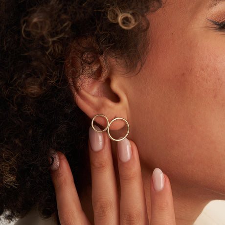 Puces d'oreilles cercle en or jaune 14 carats, tailles moyenne et grande portées ensemble, doigts au lobe