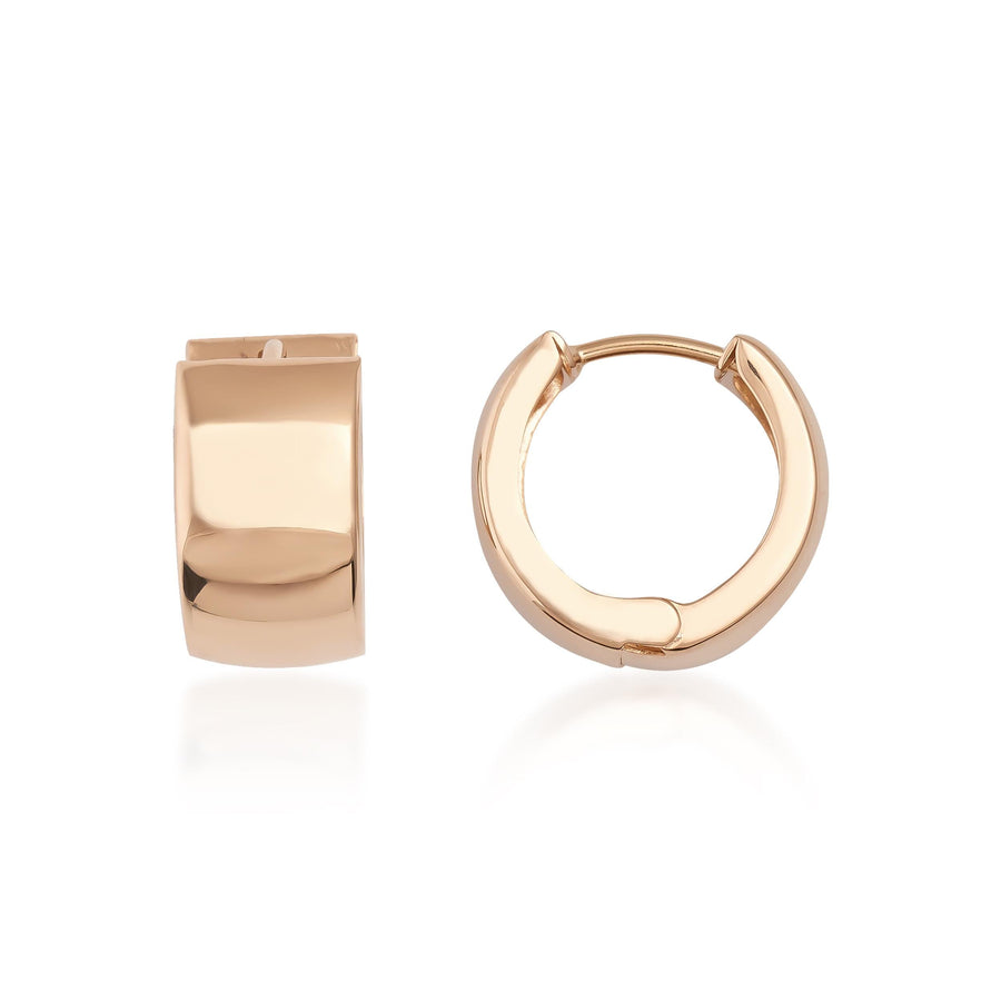 Orecchini huggie spessi in oro rosa 14kt visti di lato e di fronte su sfondo bianco