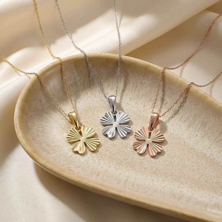 Colliers trèfle à quatre feuilles taille diamant en or jaune, blanc et rose 14 carats sur un plateau en céramique