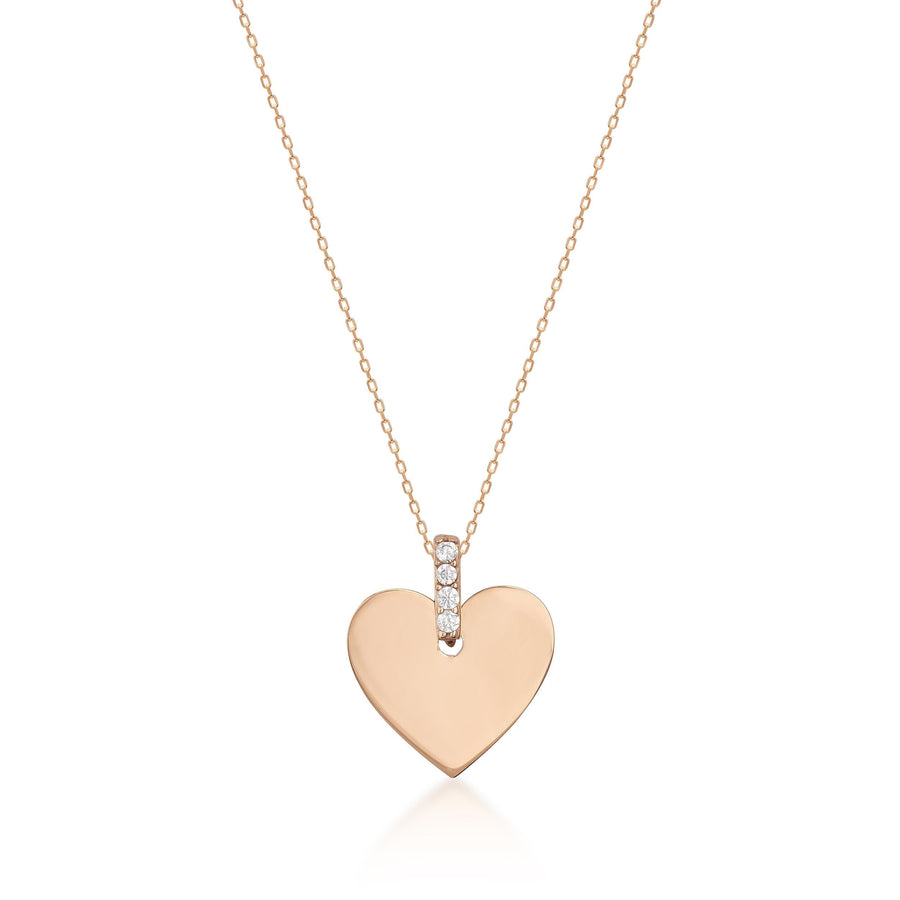 Collar de corazón grabado personalizado con asa de circonitas en oro rosa de 14 quilates sobre fondo blanco