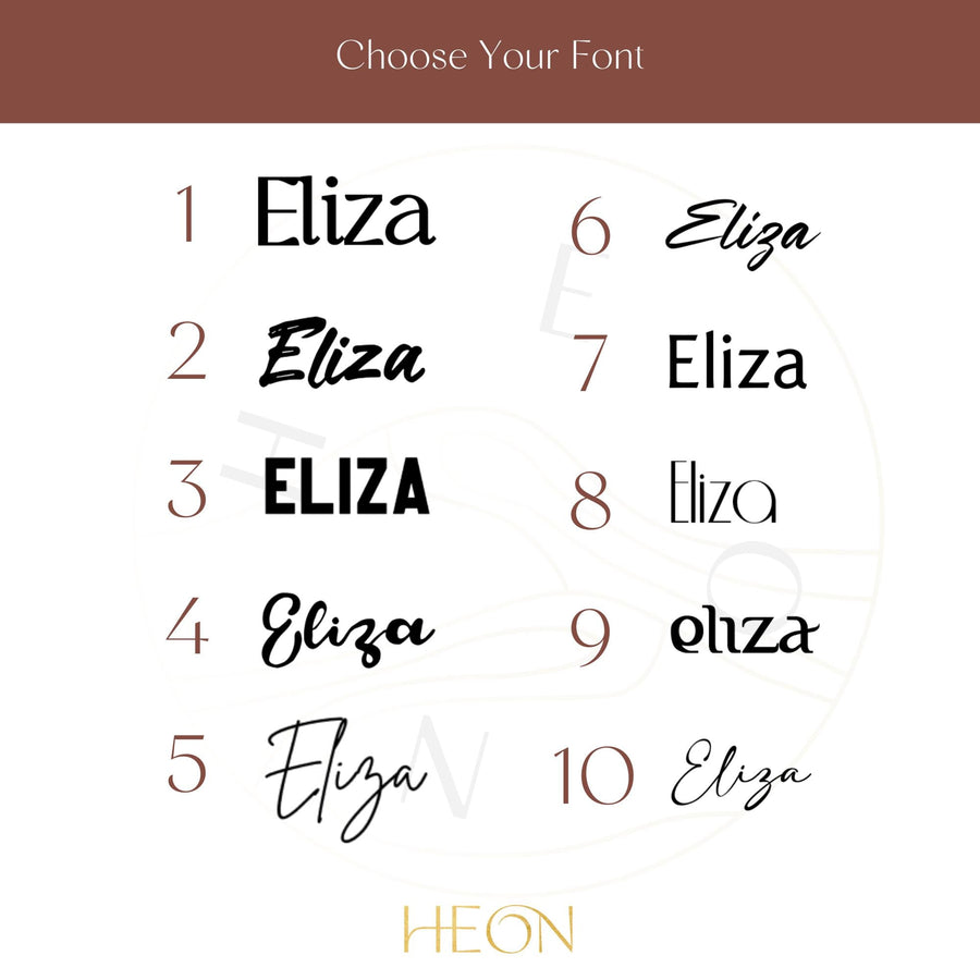Muestrario de tipografías con 10 estilos de grabado del nombre Eliza para el collar de corazón grabado personalizado