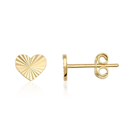 Puces d'oreilles cœur taille diamant en or jaune 14 carats, vue de face et de côté sur fond blanc