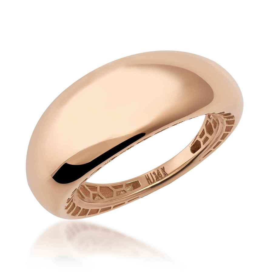 Anillo cúpula ancho en oro rosa de 14 quilates, vista en ángulo sobre fondo blanco que muestra el interior decorado