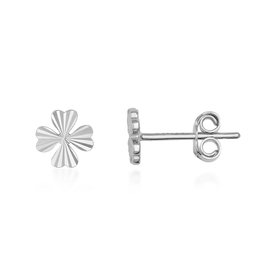 Pendientes de botón de trébol de cuatro hojas diamantados en oro blanco de 14 quilates, vista frontal y lateral sobre fondo blanco