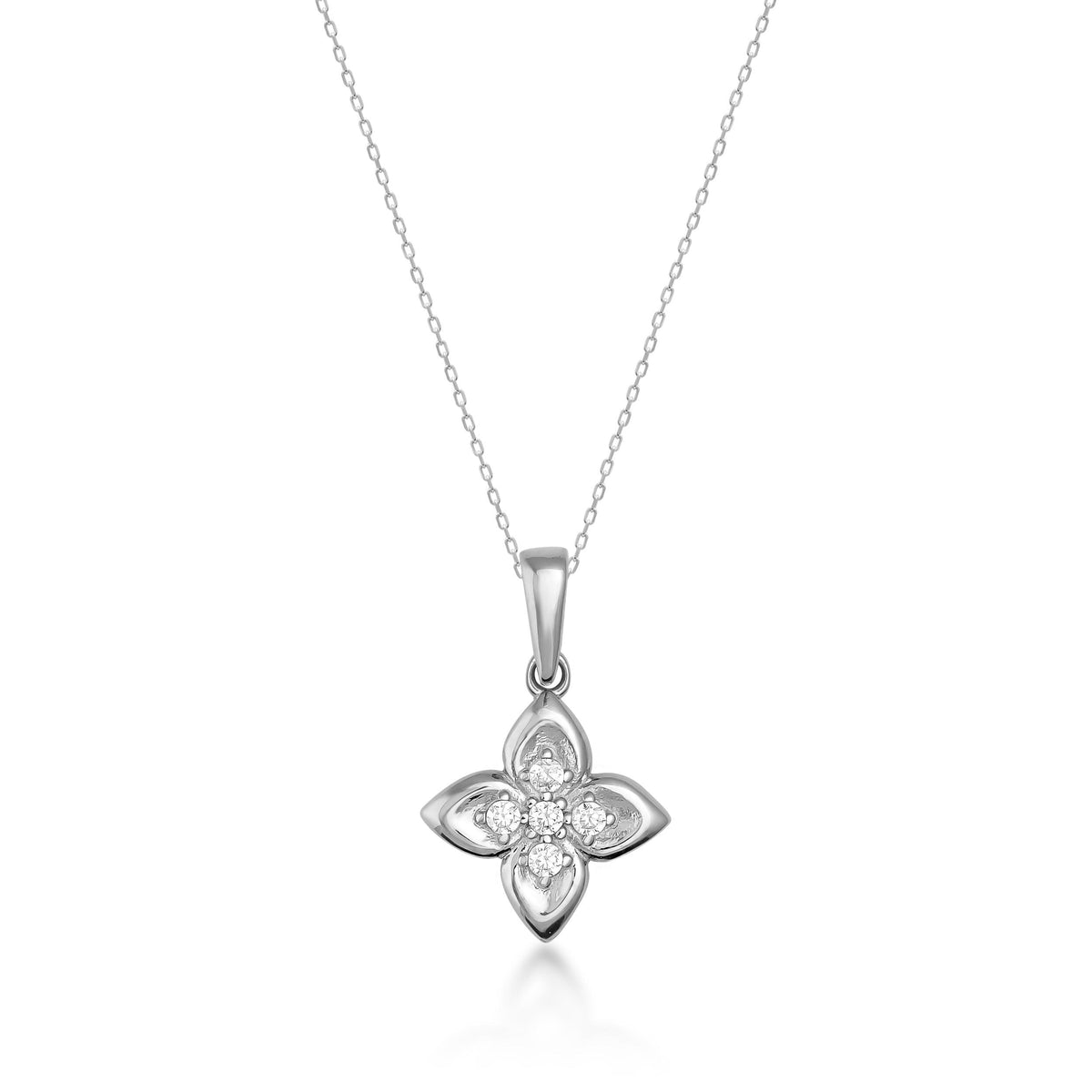 Collier fleur de trèfle en or blanc 14 carats avec oxydes de zirconium sur fond blanc