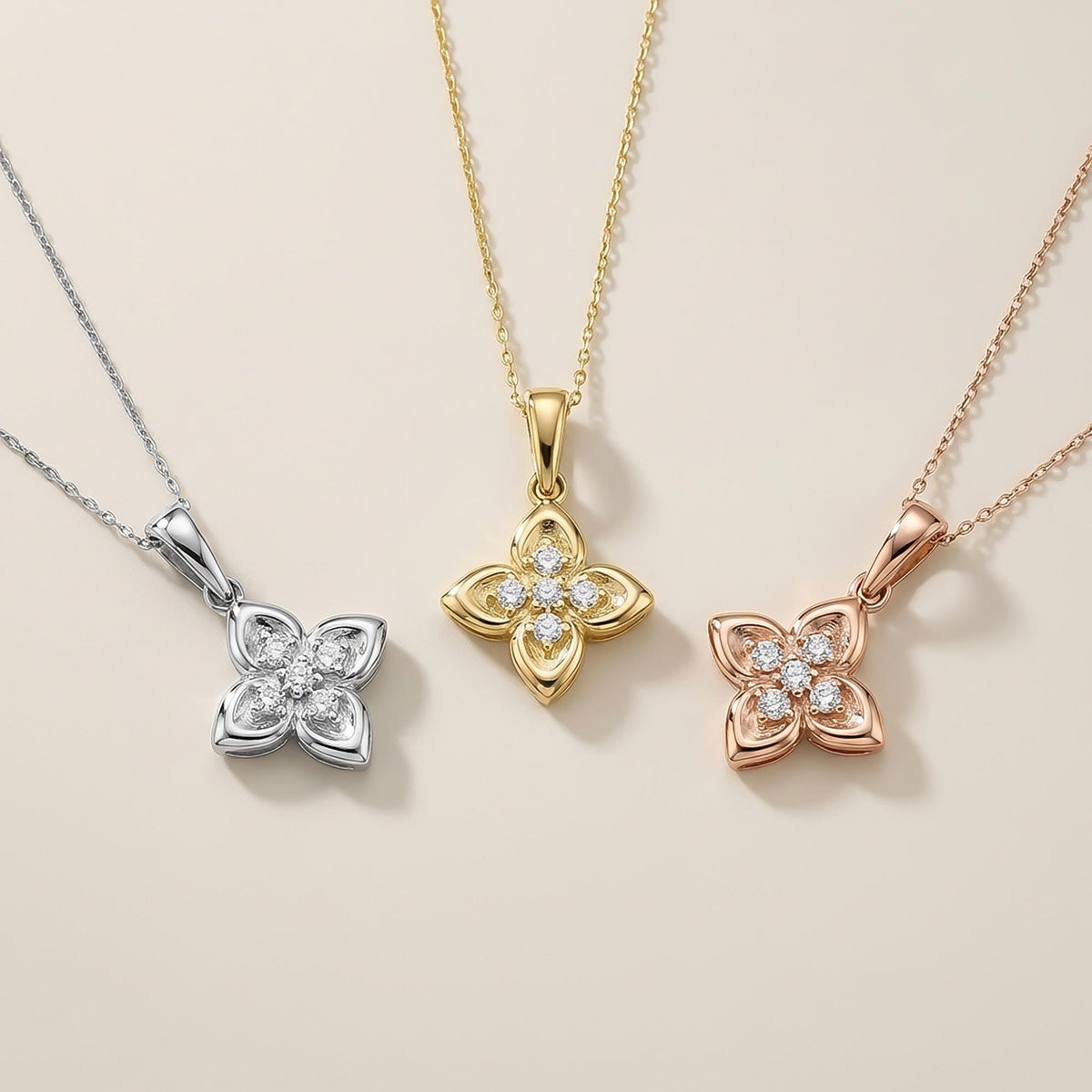 Pendentifs fleur trèfle en or blanc, jaune et rose 14 carats côte à côte