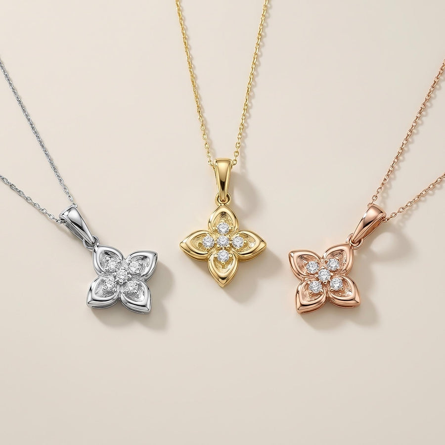 Pendentifs fleur trèfle en or blanc, jaune et rose 14 carats côte à côte