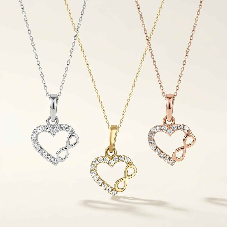 Infinity-Herz-Halsketten aus 585er Weiß-, Gelb- und Roségold auf cremefarbenem Hintergrund