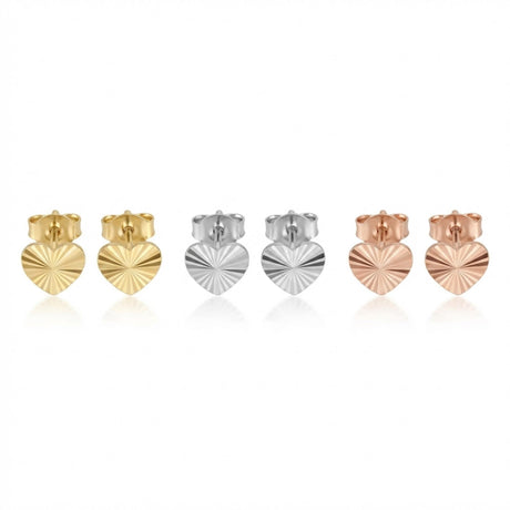 Puces d'oreilles cœur taille diamant en or jaune, blanc et rose 14 carats côte à côte sur fond blanc