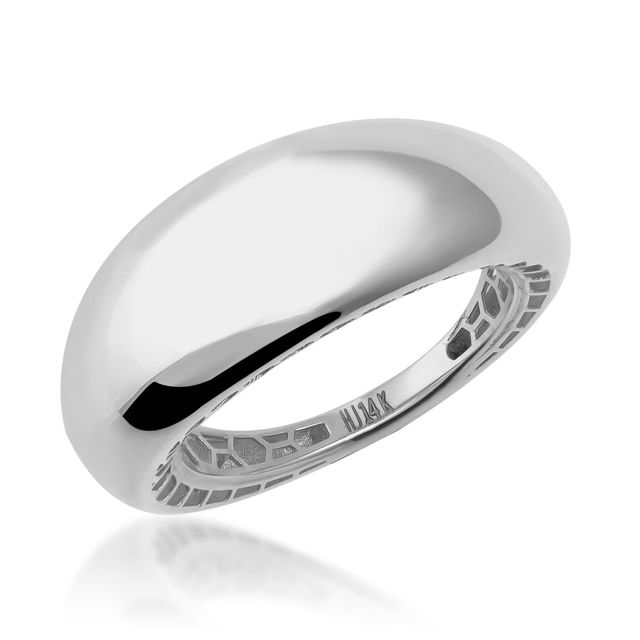 Anillo cúpula ancho en oro blanco de 14 quilates, vista en ángulo sobre fondo blanco que muestra el interior decorado