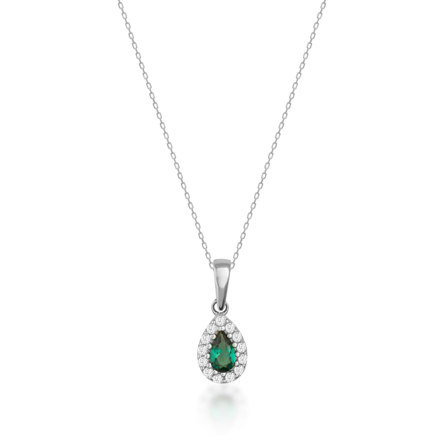 Collana halo in oro bianco 14kt con smeraldo taglio pera creato in laboratorio su sfondo bianco