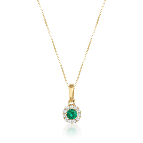 Collier halo émeraude ronde de synthèse en or jaune 14 carats sur fond blanc