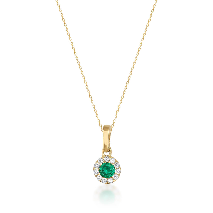 Collana halo in oro giallo 14kt con smeraldo tondo creato in laboratorio su sfondo bianco