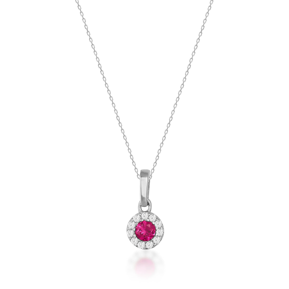 Collier halo rubis rond de synthèse en or blanc 14 carats sur fond blanc