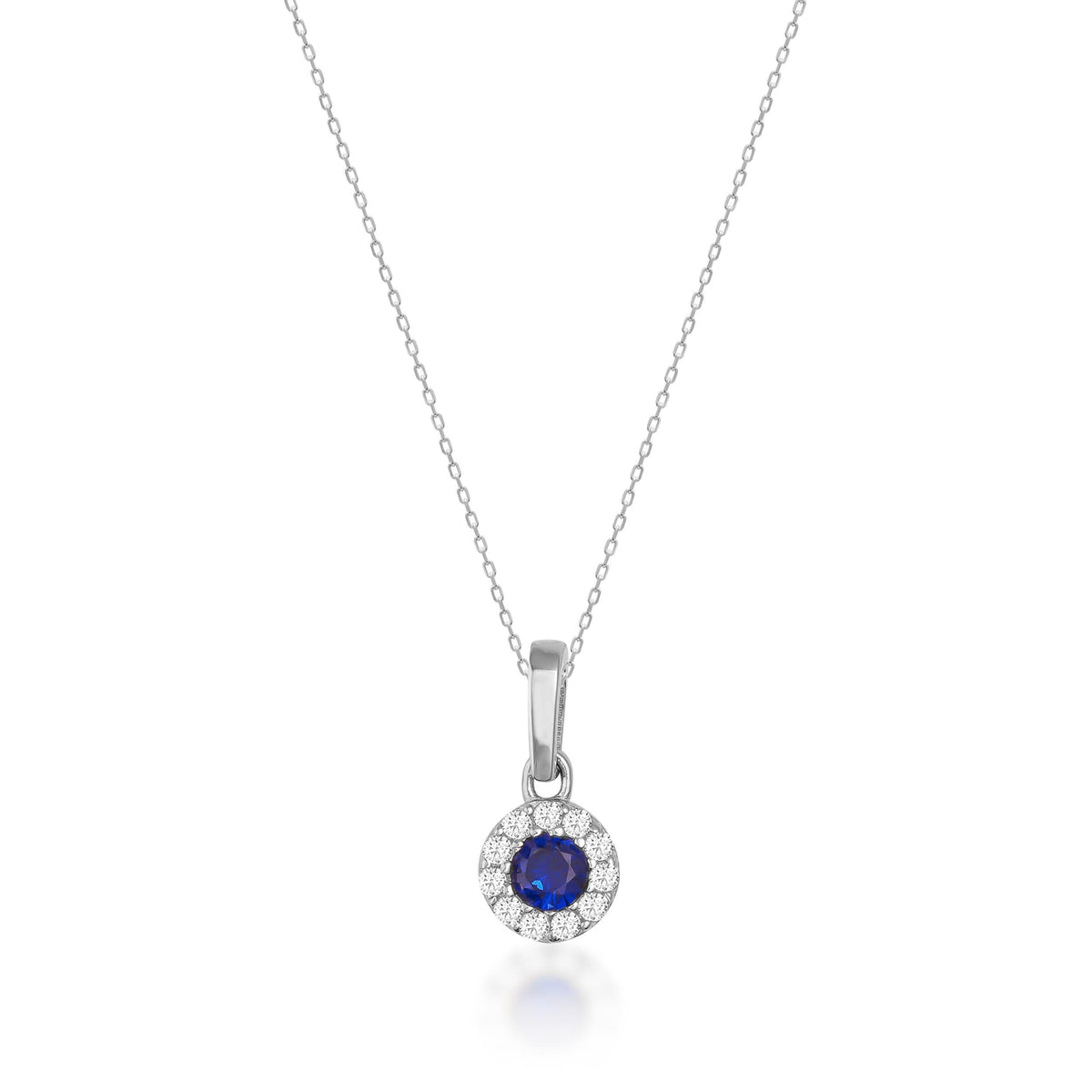 Collier halo saphir rond de synthèse en or blanc 14 carats sur fond blanc