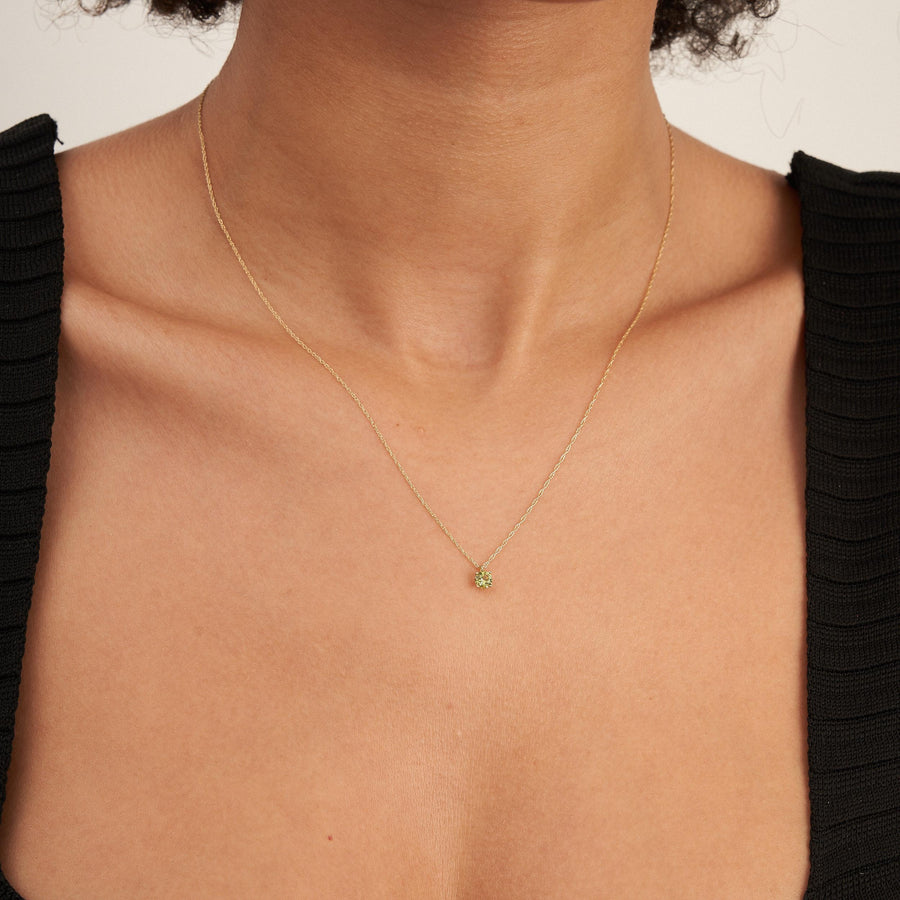 Collar solitario de citrino en oro amarillo de 14 quilates llevado por la modelo, vista frontal