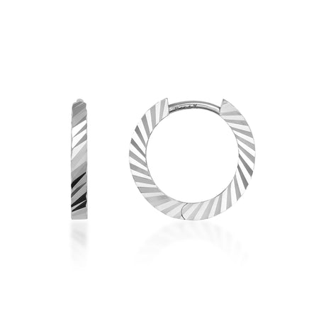 Créoles striées taille diamant en or blanc 14 carats, vue de côté et de face sur fond blanc