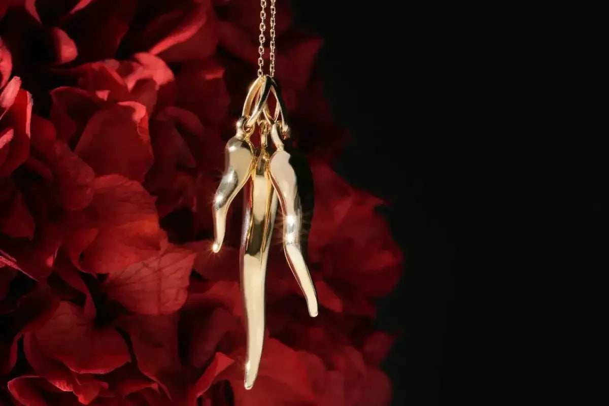 Collier pendentif corne italienne cornicello en or 14 carats